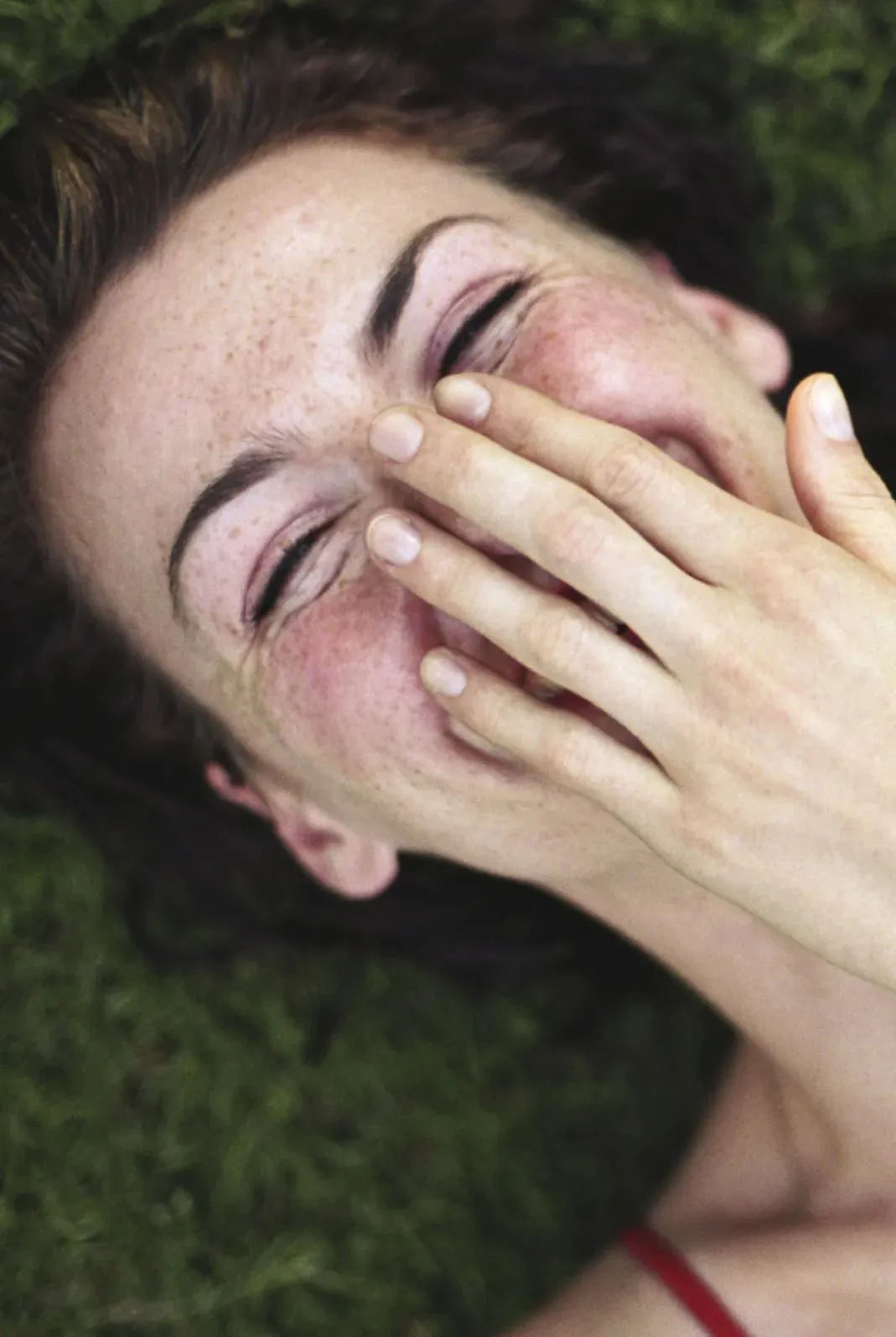 Femme avec la peau sensible