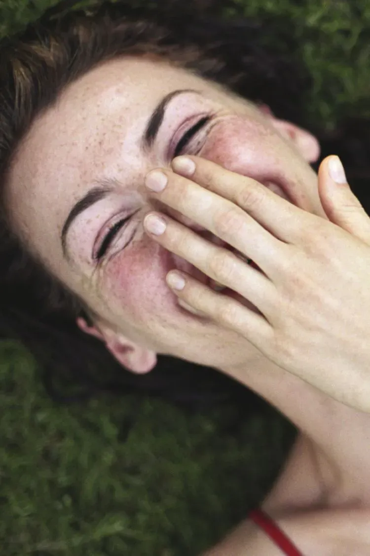 Femme avec la peau sensible